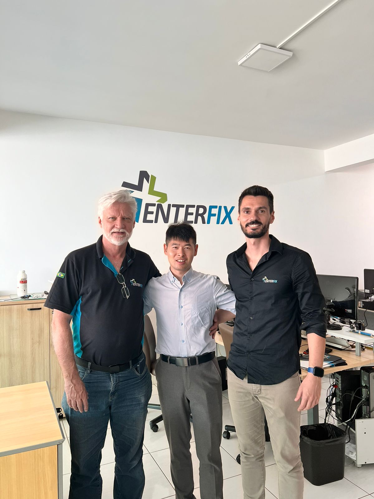 Foto Visita Stephen Unimetro as instalacoes da enterfix