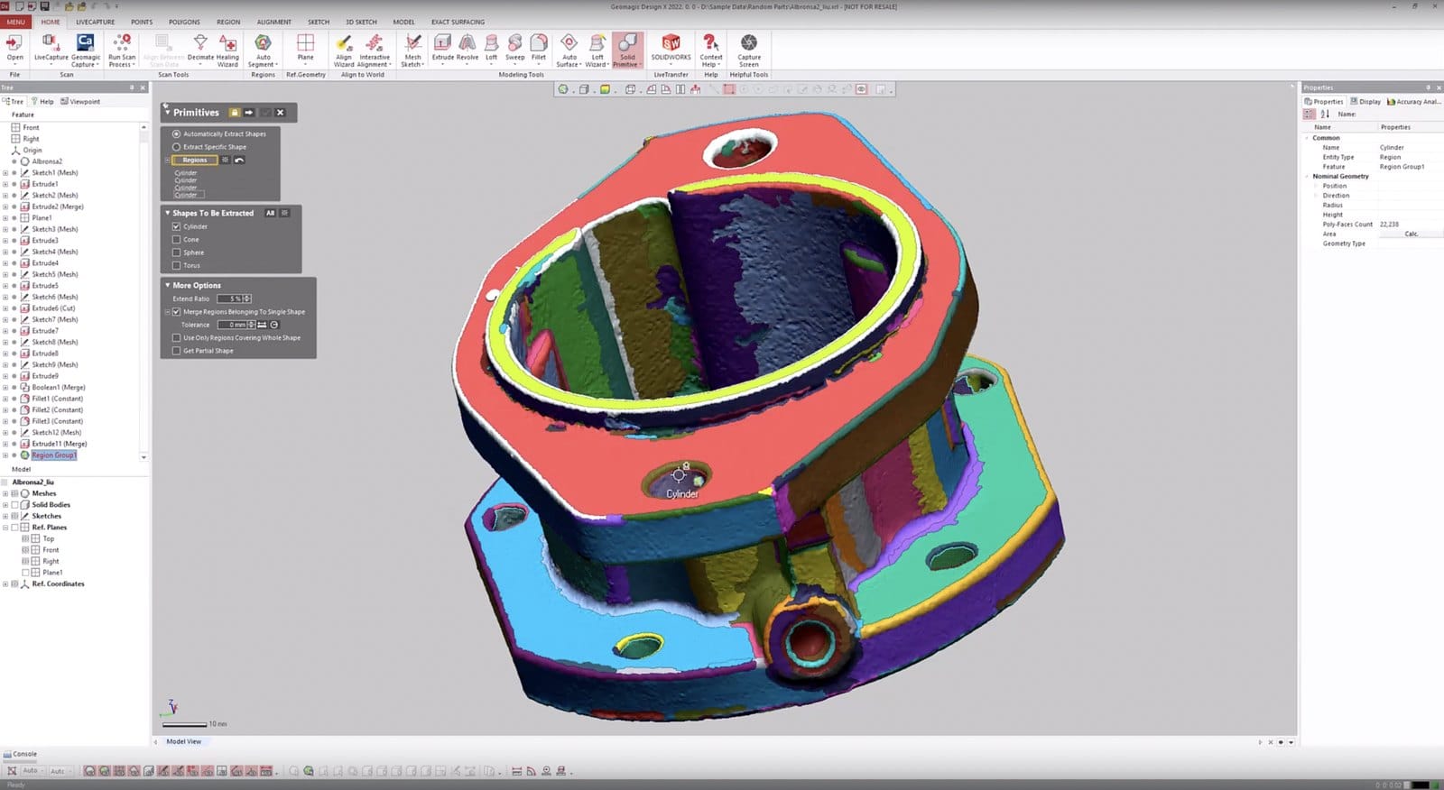 Tela do Geomagic Design X com a peça segmentada automaticamente em regiões coloridas