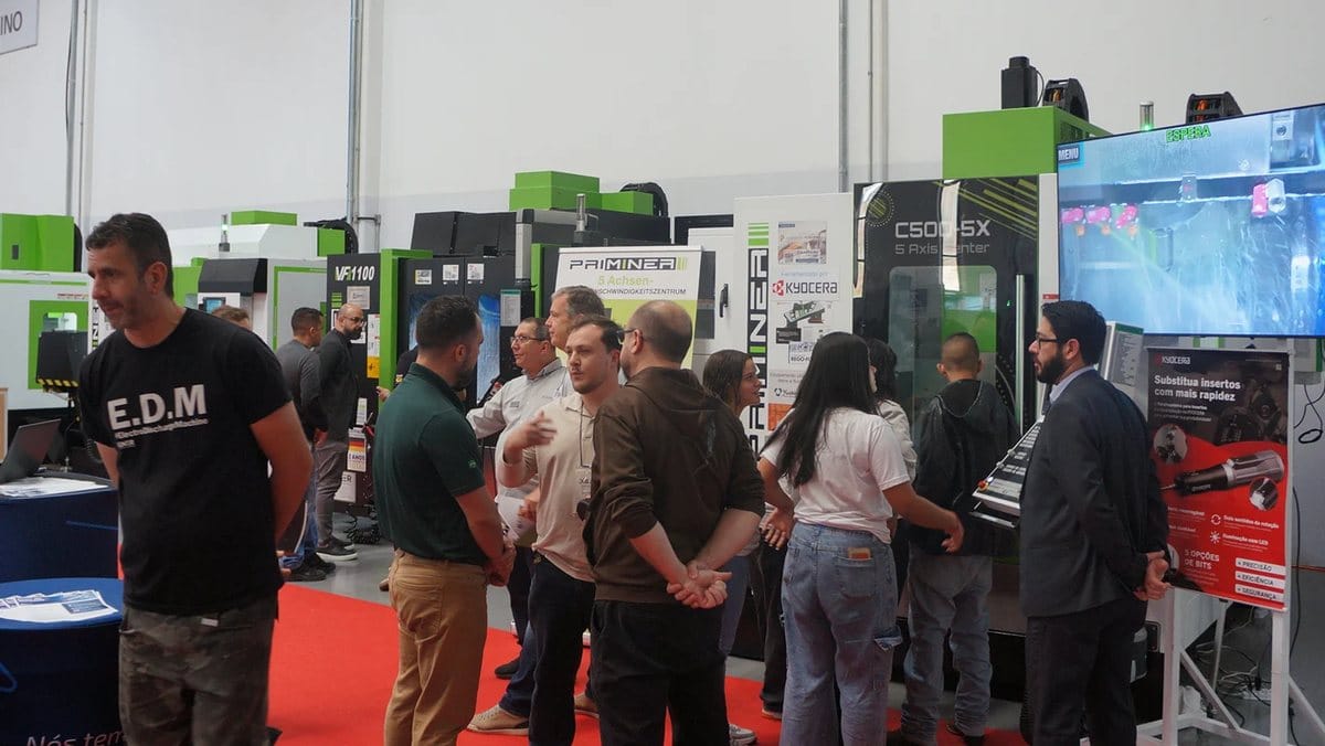 Visitantes acompanhando demonstrações nos estandes do Encontro Tecnológico Bener