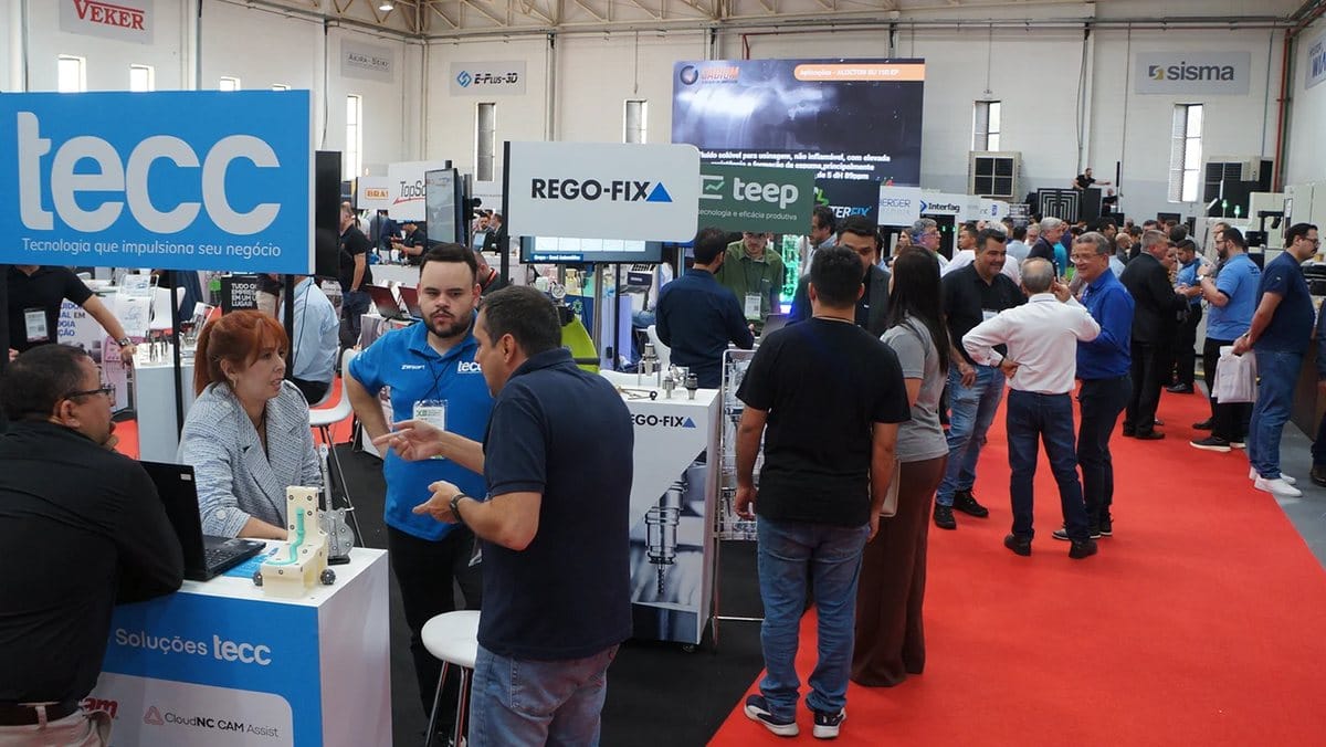 Pavilhão do Encontro Tecnológico Bener, com estandes e demonstração de máquinas em operação