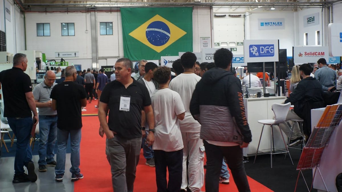 Público visitando os estandes do Encontro Tecnológico Bener em Vinhedo