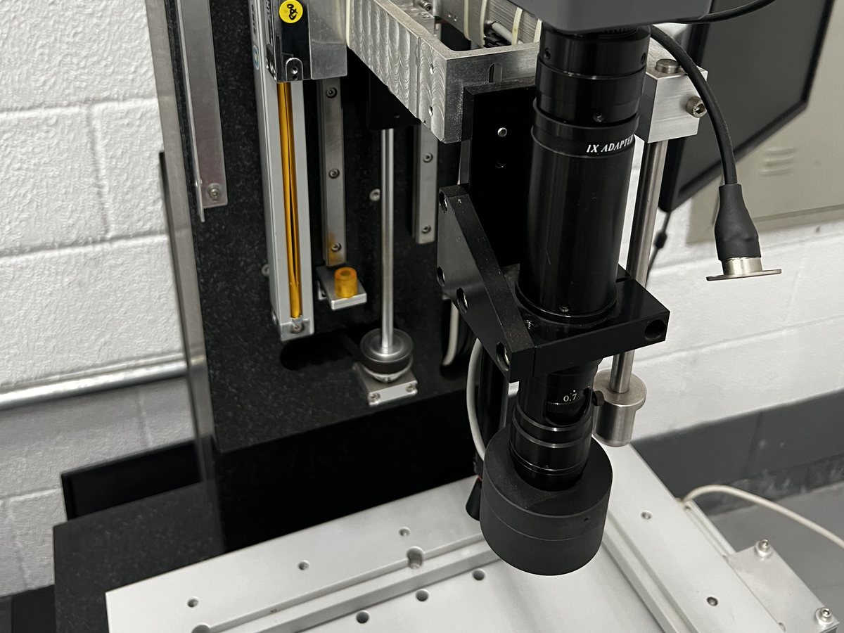 Eixo Z e conjunto óptico de uma máquina de medição óptica