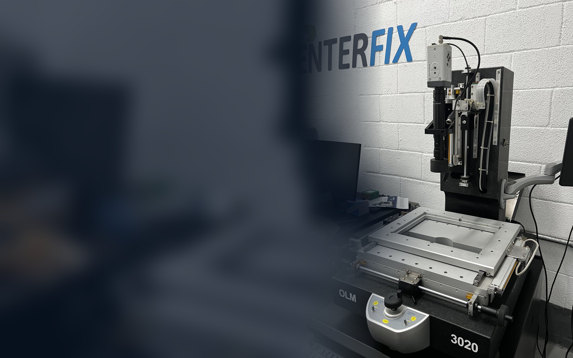 Máquina de medição óptica manual na bancada da Enterfix, antes do retrofit para o Windows 11