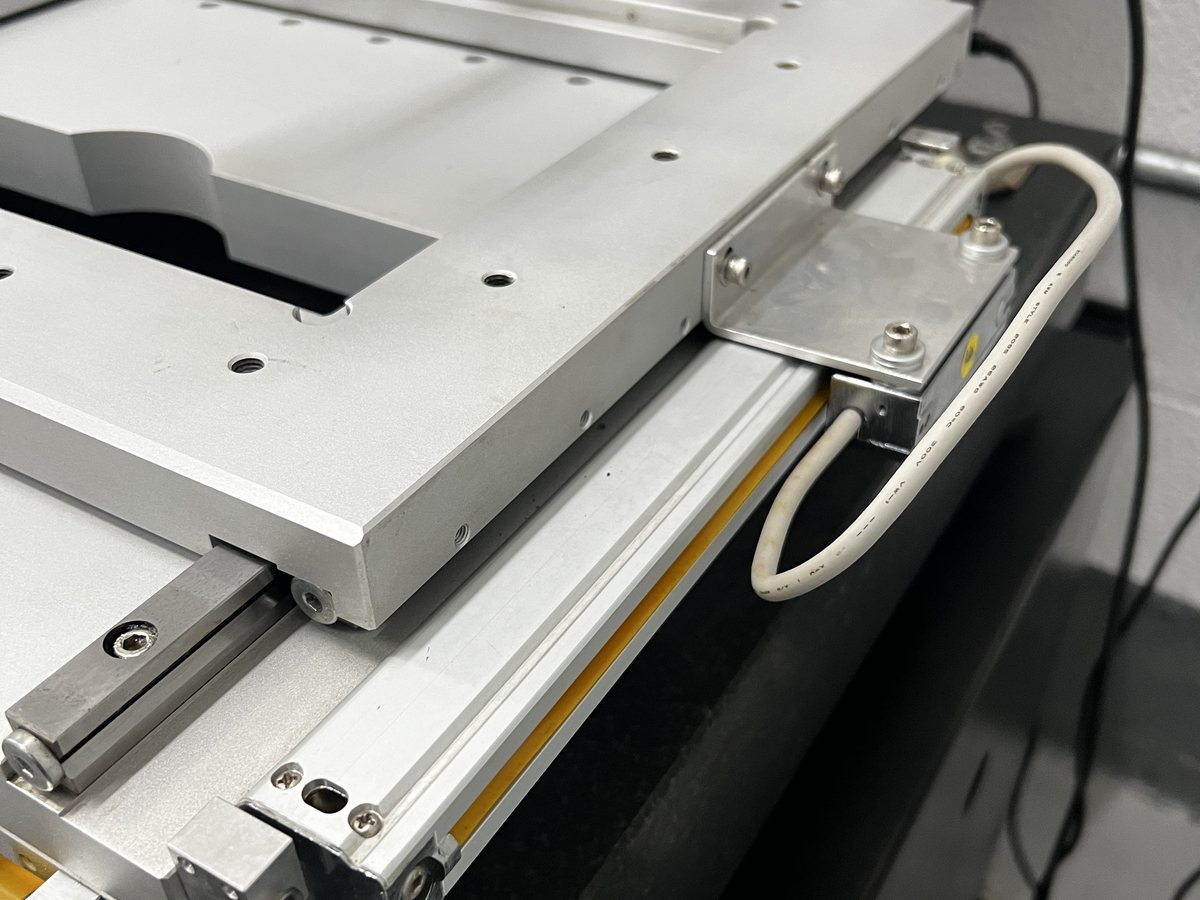 Mesa e régua óptica de uma máquina de medição óptica